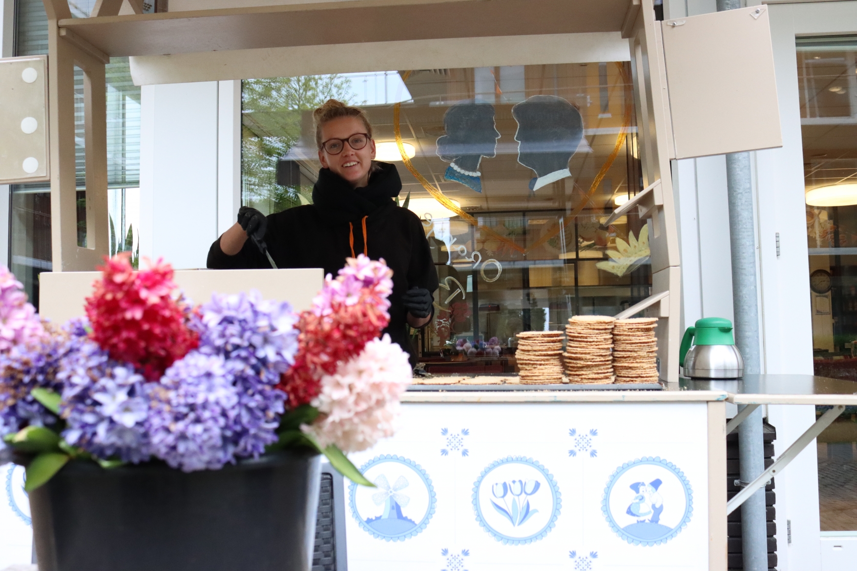 Wethouder Langeveld trakteert verse stroopwafels bij Rustoord en Berkhout